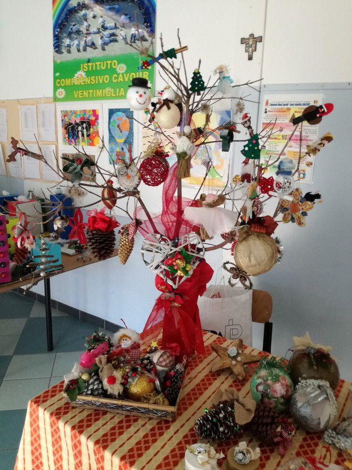 Ventimiglia: grande successo per il mercatino di Natale della Scuola Media di Roverino