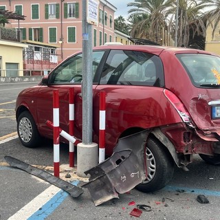 Bordighera, bisarca travolge auto parcheggiata distruggendola (Foto)