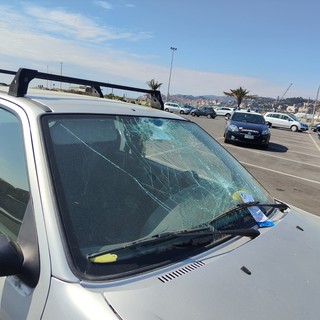 Imperia: auto danneggiate sulla Spianata, il 19enne Ameglio finisce in carcere: per due volte ha violato i domiciliari