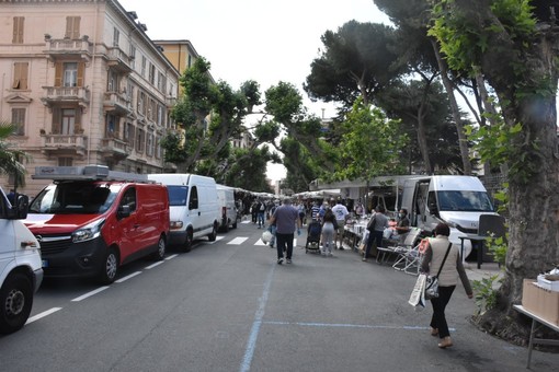 Ventimiglia: accordo trovato per il mercato, da domani molti banchi torneranno nella loro posizione originale Ventimiglia: accordo trovato per il mercato, da domani molti banchi torneranno nella loro posizione originale