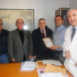 Imperia: consegnato riconoscimento all'appuntato della GdF Massimo Pesce per il suo impegno verso i disabili
