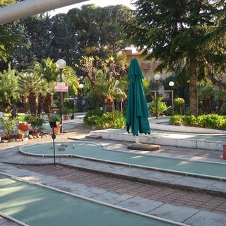 A Luglio e Agosto il Minigolf di Arma di Taggia vi aspetta anche la sera con il nuovo orario estivo