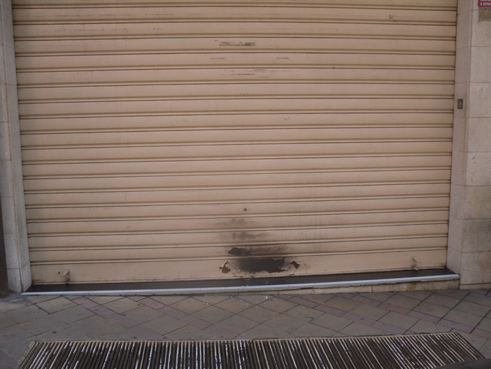 Sanremo: lanciata bomba molotov contro il centro scommesse 'Intralotto' in via Pietro Agosti