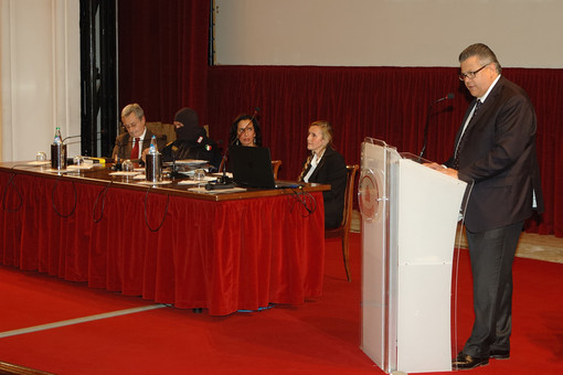 Sanremo: teatro gremito al Casinò per il Martedì Letterario con il Comandante Alfa dei Fis Sanremo: teatro gremito al Casinò per il Martedì Letterario con il Comandante Alfa dei Fis