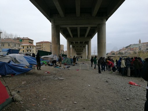 Ventimiglia: un’altra notte sotto la neve per i migranti lungo il Roja, non vogliono raggiungere il campo della CRI, temono di essere fermati e portati all’hotspot di Taranto (Foto e Video)