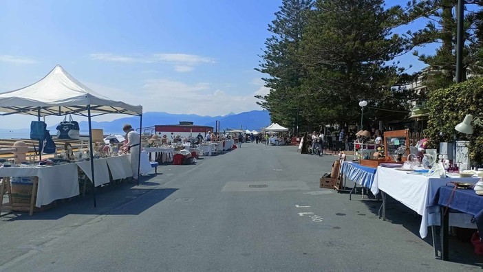 Mercato dell'antiquariato a Bordighera, "bancarelle superiori a quelle previste e orari non rispettati": la segnalazione