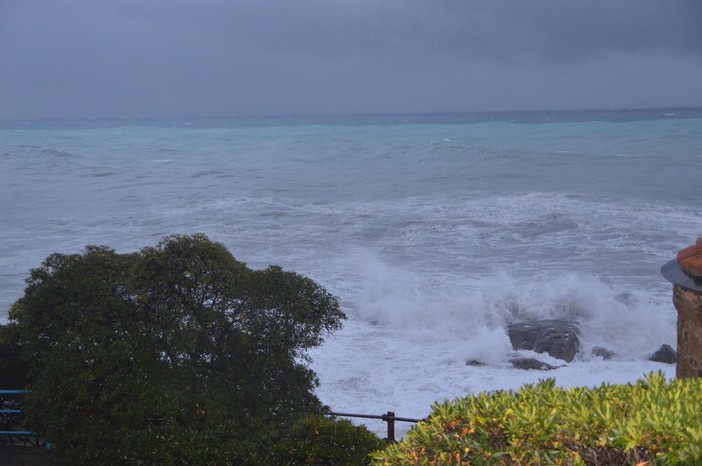 Bordighera: maltempo, spettacolare mareggiata davanti agli scogli di Sant'Ampelio (Foto e Video)