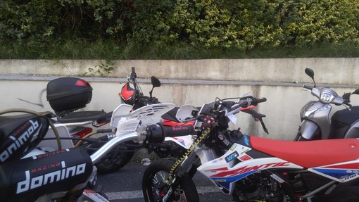 Imperia: parcheggio 'selvaggio', raffica di multe agli scooter degli studenti in piazza Roma (Foto)