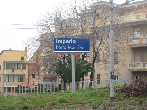 Imperia: camion fa cadere un cavo che limita le altezze al passaggio a livello, un'ora di rallentamento dei treni