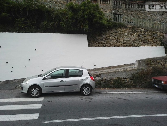 Badalucco: un muro bianco all'ingresso del paese, cancellato il vecchio murale in attesa dell'opera di Nicola Soriani