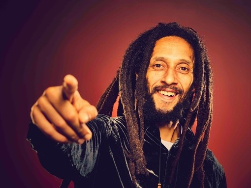 Julian Marley a Genova per Ulissefest 2026: il figlio del re del reggae sul palco dei Giardini Luzzati Julian Marley a Genova per Ulissefest 2026: il figlio del re del reggae sul palco dei Giardini Luzzati