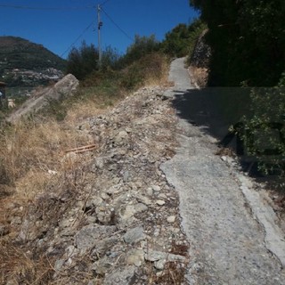 Ventimiglia: mulattiera pericolosa dietro via Tenda, i residenti chiedono un intervento dell'Amministrazione