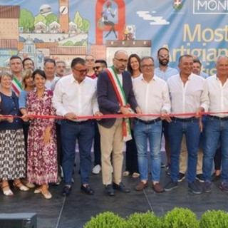 Il momento del taglio del nastro Il momento del taglio del nastro