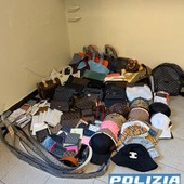 Ventimiglia, maxi sequestro al mercato: 260 borse e accessori contraffatti, venditori in fuga tra la folla