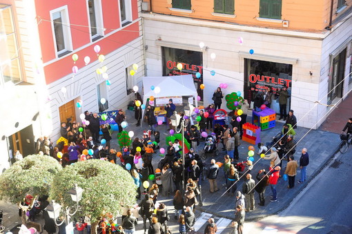 Ventimiglia: ieri pomeriggio, vivace Flash mob 'Infanzia = Futuro' con circa 200 persone (foto)