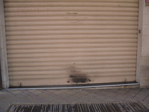 Sanremo: lanciata bomba molotov contro il centro scommesse 'Intralotto' in via Pietro Agosti