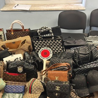 Ventimiglia, abusivismo commerciale: la polizia locale sequestra 150 capi con false griffe