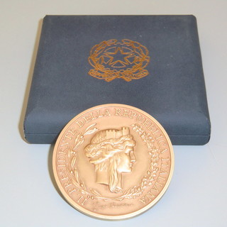 Sanremo: medaglia di rappresentanza del Presidente della Repubblica al convegno sulla sartoria italiana