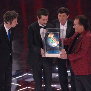 Sanremo: alla cover più bella il premio di Michele Affidato, l'arte del maestro crotonese torna sul palco del teatro Ariston