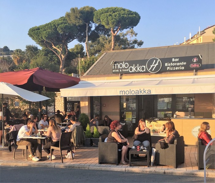 Sanremo: il Moloakka un Bar nel porto punto di ritrovo di giovani e naviganti Sanremo: il Moloakka un Bar nel porto punto di ritrovo di giovani e naviganti