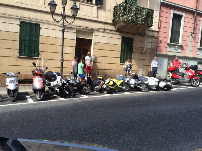 Sanremo: effetto domino tra i motorini di Via XX Settembre. Almeno 7 i veicoli coinvolti