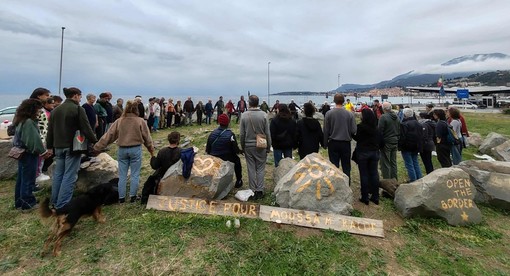 Ventimiglia onora le vittime della frontiera: rimosso il memoriale a Ponte San Ludovico (Foto e video) Ventimiglia onora le vittime della frontiera: rimosso il memoriale a Ponte San Ludovico (Foto e video)