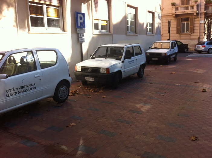 Posteggi riservati occupati da auto private di dipendenti comunali a Ventimiglia: indagine interna per far luce sul caso Posteggi riservati occupati da auto private di dipendenti comunali a Ventimiglia: indagine interna per far luce sul caso