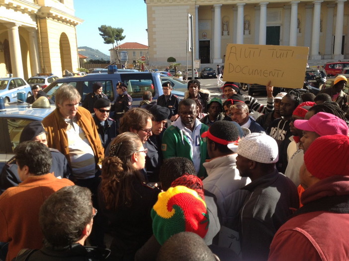 Imperia: manifestazione dei profughi di questa mattina, il punto di vista de 'La talpa e l'Orologio' Imperia: manifestazione dei profughi di questa mattina, il punto di vista de 'La talpa e l'Orologio'