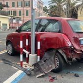 Bordighera, bisarca travolge auto parcheggiata distruggendola (Foto) Bordighera, bisarca travolge auto parcheggiata distruggendola (Foto)