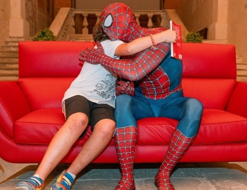 L’appello dello Spiderman italiano  Mattia Villardita per un giovane disabile: “Portiamo la sua voce al Festival di Sanremo”