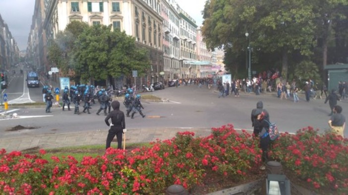 Contromanifestazione antifascista a Genova: scontri e cariche a Corvetto (VIDEO) Contromanifestazione antifascista a Genova: scontri e cariche a Corvetto (VIDEO)