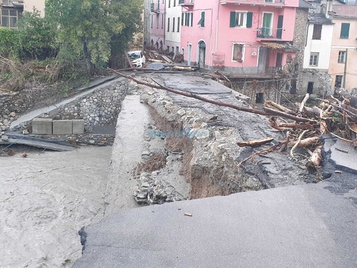 Maltempo, Vessalico: crollato il ponte. Il sindaco Giliberti: "Il paese è spezzato a metà. Adesso ci faremo forza, ma abbiamo bisogno di aiuti" (Foto e video)