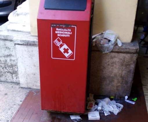 Imperia: contenitore troppo pieno, cumulo di medicinali scaduti sotto i portici di via Bonfante (foto) Imperia: contenitore troppo pieno, cumulo di medicinali scaduti sotto i portici di via Bonfante (foto)