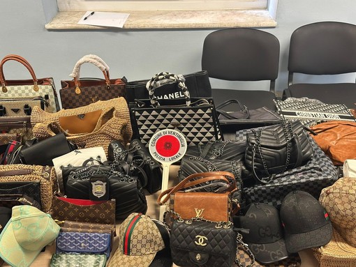 Ventimiglia, abusivismo commerciale: la polizia locale sequestra 150 capi con false griffe