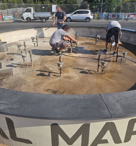 Vallecrosia al Mare, manutenzione alla fontana. L'Amministrazione Perri: "Intervento ordinario per mantenerla sempre efficiente" Vallecrosia al Mare, manutenzione alla fontana. L'Amministrazione Perri: "Intervento ordinario per mantenerla sempre efficiente"