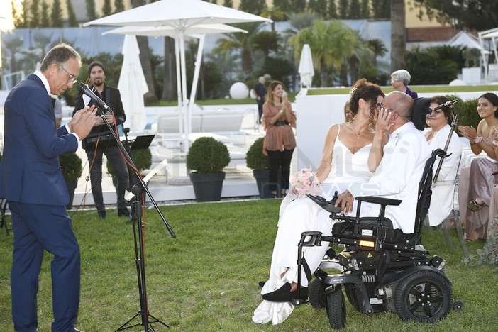 Sanremo: convolano a nozze Amedeo Grisi e Céline Martrès, il 'Sì' davanti al sindaco Alberto Biancheri. (Foto) Sanremo: convolano a nozze Amedeo Grisi e Céline Martrès, il 'Sì' davanti al sindaco Alberto Biancheri. (Foto)