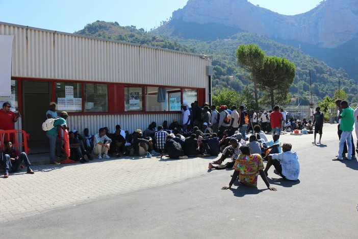 Ventimiglia: trasferiti 40 migranti sino a Cagliari da Genova con un secondo aereo charter