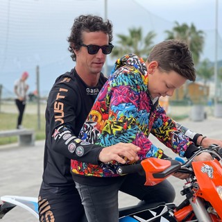 Mototerapia, decine di bambini con il campione di motocross e freestyle Vanni Oddera