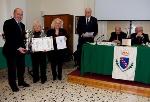 Nella foto da sx.: Dott. Marcello Tricoli, poetessa Maria Salamone, prof.ssa Enrica Egidi, Ing. Giuseppe Livreri, Conte Col. Amerigo Coroneo e Prof. Salvatore Di Marco Nella foto da sx.: Dott. Marcello Tricoli, poetessa Maria Salamone, prof.ssa Enrica Egidi, Ing. Giuseppe Livreri, Conte Col. Amerigo Coroneo e Prof. Salvatore Di Marco