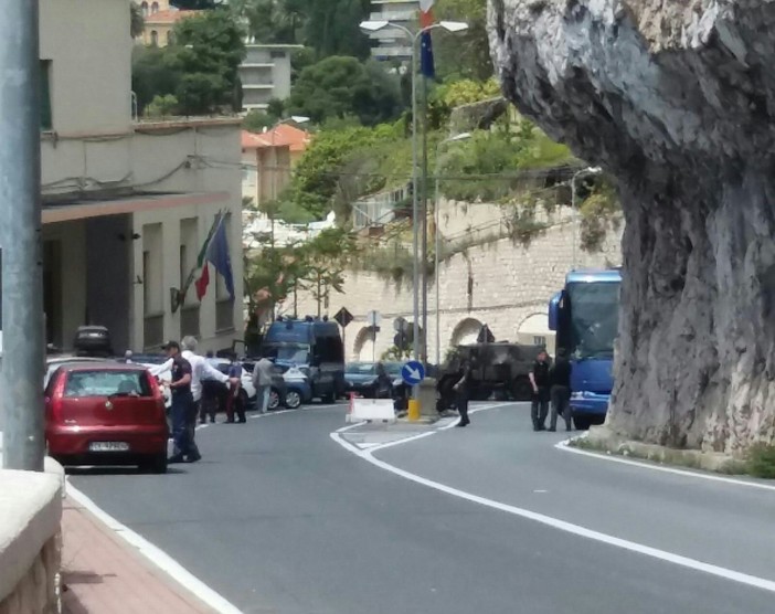 Ventimiglia: oltre cento migranti respinti dalla Francia, Ponte San Luigi chiuso per circa un'ora Ventimiglia: oltre cento migranti respinti dalla Francia, Ponte San Luigi chiuso per circa un'ora
