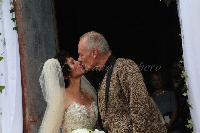 Triora: a cavallo fin sulla cima del paese per sposarsi, matrimonio da film per l'attore Per Christian Ellefsen