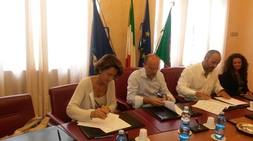 Imperia: firmato questa mattina il protocollo "Mi sento SOStenibile". Agevolazioni sulla Tari ai commercianti colpiti nel 2013