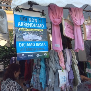 Niente venditori abusivi al mercato di Ventimiglia: campagna di sensibilizzazione (per ora) dà ragione agli operatori commerciali, Presidente Fiva “Ma è solo un assaggio di legalità” Niente venditori abusivi al mercato di Ventimiglia: campagna di sensibilizzazione (per ora) dà ragione agli operatori commerciali, Presidente Fiva “Ma è solo un assaggio di legalità”