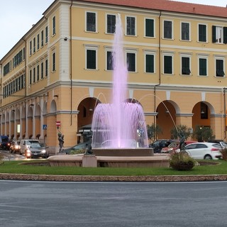 Mese della Lilt, la fontana di piazza Dante a Imperia si colora di rosa Mese della Lilt, la fontana di piazza Dante a Imperia si colora di rosa