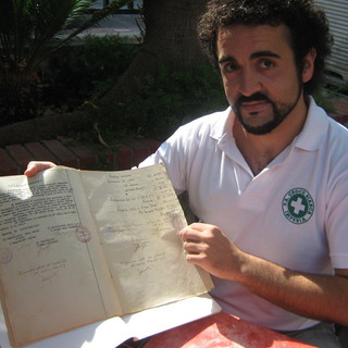 Marco Fontana mentre mostra i documenti rinvenuti.