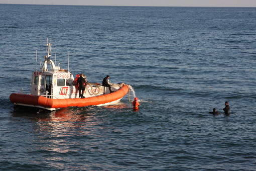 Ventimiglia: ritrovato l'apneista disperso questa mattina alla 'Secca dei Monaci', soccorsi in atto Ventimiglia: ritrovato l'apneista disperso questa mattina alla 'Secca dei Monaci', soccorsi in atto