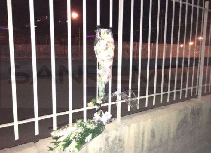 Ventimiglia: un mazzo di fiori in via Fois dove ha perso la vita il giovane migrante Mohamad Hani ed è rimasto gravemente ferito Luciano Guglielmi