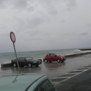 Sanremo: auto posteggiate nonostante il divieto, la segnalazione di un lettore Sanremo: auto posteggiate nonostante il divieto, la segnalazione di un lettore