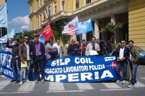 Imperia: il SILP pone l'attenzione sul lavoro svolto dalla Polizia e chiede un intervento concreto della politica Imperia: il SILP pone l'attenzione sul lavoro svolto dalla Polizia e chiede un intervento concreto della politica