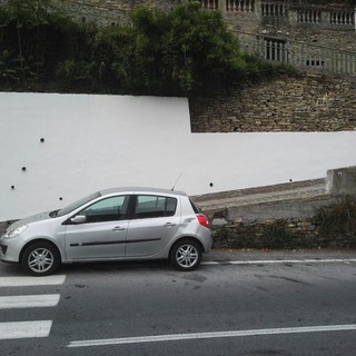 Badalucco: un muro bianco all'ingresso del paese, cancellato il vecchio murale in attesa dell'opera di Nicola Soriani